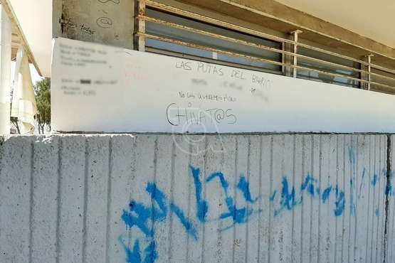 Frases ofensivas contra mujeres en una pintada en Las Remudas/TA.